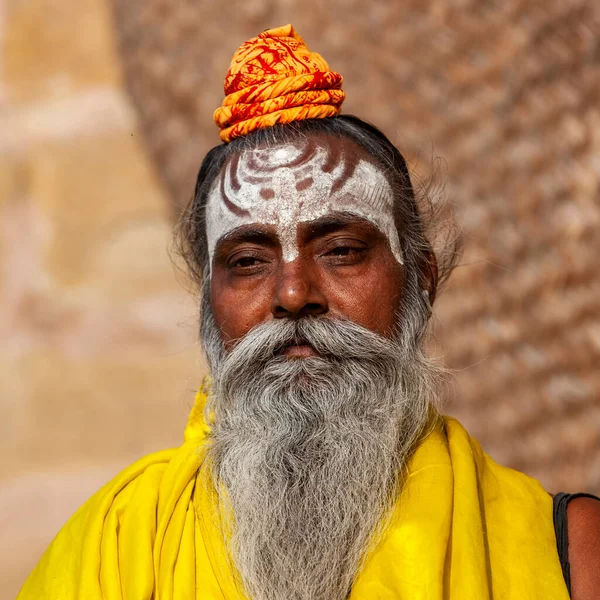 Retrato Homem Barbudo Sadhu Roupas Amarelas Com Testa Pintada — Fotografia de Stock