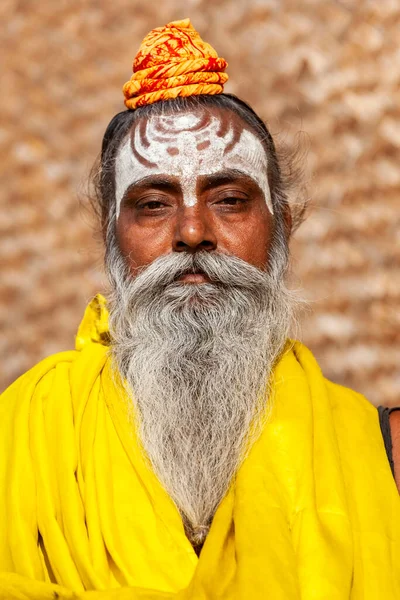 Porträtt Skäggig Sadhu Man Gula Kläder Med Målad Panna — Stockfoto