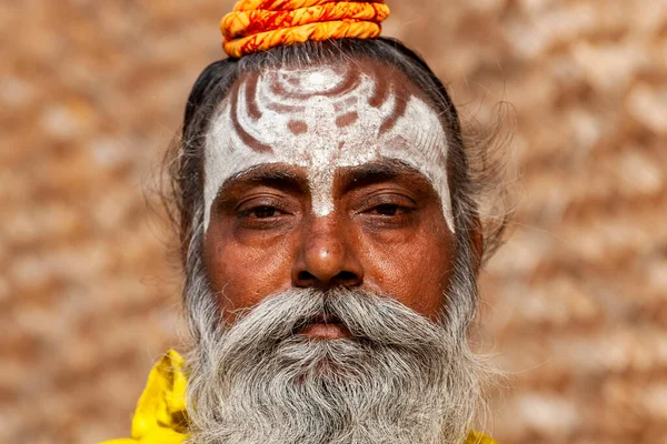 Portret Van Een Bebaarde Sadhu Man Met Geschilderd Voorhoofd — Stockfoto