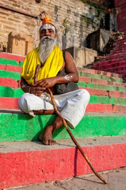 Hindistan, Varanasi - 23 Nisan 2011: Alnı boyalı tanımlanamayan Sadhu adam 
