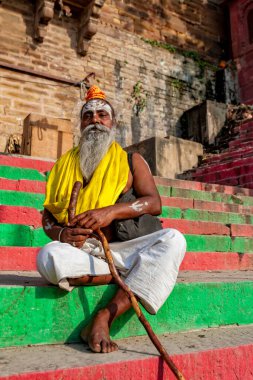 Hindistan, Varanasi - 23 Nisan 2011: Alnı boyalı tanımlanamayan Sadhu adam 