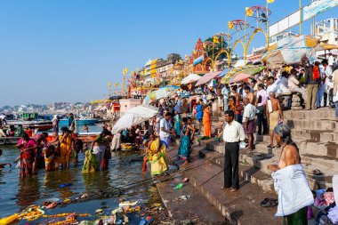 Hindistan, Varanasi - 23 Nisan 2011: Tanımlanamayan insanlar Ganga Nehri 'nde ayin banyosu yapıyorlar. Kutsal ayin banyosu her gün yapılır.