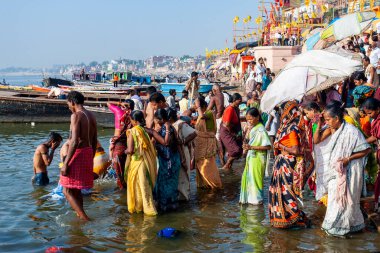 Hindistan, Varanasi - 23 Nisan 2011: Tanımlanamayan insanlar Ganga Nehri 'nde ayin banyosu yapıyorlar. Kutsal ayin banyosu her gün yapılır.