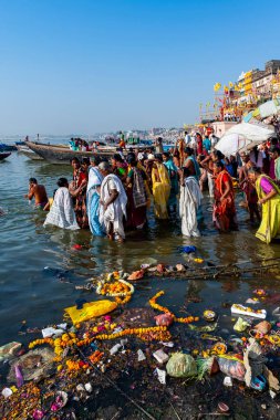 Hindistan, Varanasi - 23 Nisan 2011: Tanımlanamayan insanlar Ganga Nehri 'nde ayin banyosu yapıyorlar. Kutsal ayin banyosu her gün yapılır.