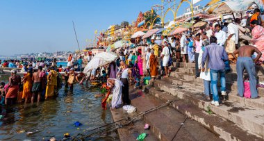 Hindistan, Varanasi - 23 Nisan 2011: Tanımlanamayan insanlar Ganga Nehri 'nde ayin banyosu yapıyorlar. Kutsal ayin banyosu her gün yapılır.