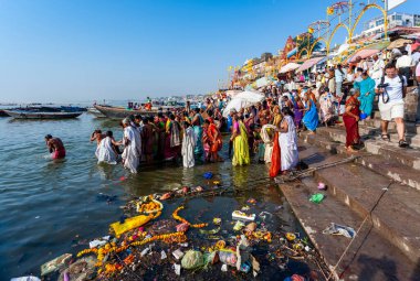 Hindistan, Varanasi - 23 Nisan 2011: Tanımlanamayan insanlar Ganga Nehri 'nde ayin banyosu yapıyorlar. Kutsal ayin banyosu her gün yapılır.