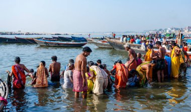 Hindistan, Varanasi - 23 Nisan 2011: Tanımlanamayan insanlar Ganga Nehri 'nde ayin banyosu yapıyorlar. Kutsal ayin banyosu her gün yapılır.