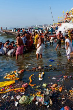 Hindistan, Varanasi - 23 Nisan 2011: Tanımlanamayan insanlar Ganga Nehri 'nde ayin banyosu yapıyorlar. Kutsal ayin banyosu her gün yapılır.