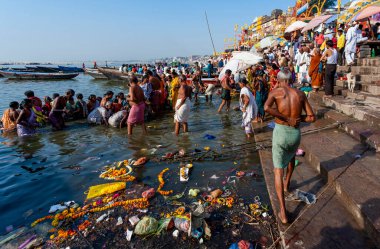 Hindistan, Varanasi - 23 Nisan 2011: Tanımlanamayan insanlar Ganga Nehri 'nde ayin banyosu yapıyorlar. Kutsal ayin banyosu her gün yapılır.