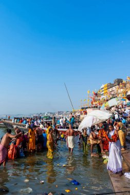 Hindistan, Varanasi - 23 Nisan 2011: Tanımlanamayan insanlar Ganga Nehri 'nde ayin banyosu yapıyorlar. Kutsal ayin banyosu her gün yapılır.