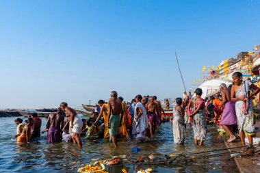 Hindistan, Varanasi - 23 Nisan 2011: Tanımlanamayan insanlar Ganga Nehri 'nde ayin banyosu yapıyorlar. Kutsal ayin banyosu her gün yapılır.