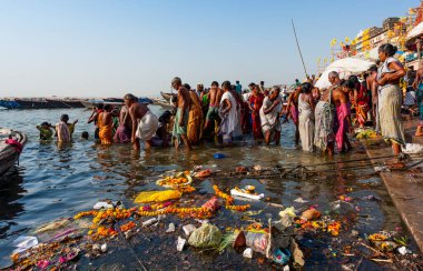 Hindistan, Varanasi - 23 Nisan 2011: Tanımlanamayan insanlar Ganga Nehri 'nde ayin banyosu yapıyorlar. Kutsal ayin banyosu her gün yapılır.