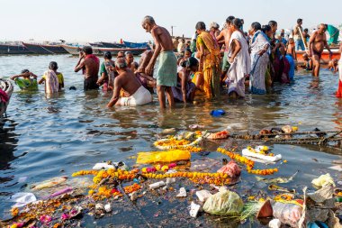 Hindistan, Varanasi - 23 Nisan 2011: Tanımlanamayan insanlar Ganga Nehri 'nde ayin banyosu yapıyorlar. Kutsal ayin banyosu her gün yapılır.