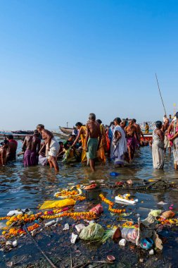 Hindistan, Varanasi - 23 Nisan 2011: Tanımlanamayan insanlar Ganga Nehri 'nde ayin banyosu yapıyorlar. Kutsal ayin banyosu her gün yapılır.