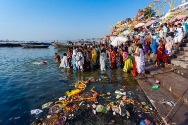 Hindistan, Varanasi - 23 Nisan 2011: Tanımlanamayan insanlar Ganga Nehri 'nde ayin banyosu yapıyorlar. Kutsal ayin banyosu her gün yapılır.