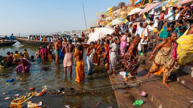 Hindistan, Varanasi - 23 Nisan 2011: Tanımlanamayan insanlar Ganga Nehri 'nde ayin banyosu yapıyorlar. Kutsal ayin banyosu her gün yapılır.
