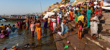 Hindistan, Varanasi - 23 Nisan 2011: Tanımlanamayan insanlar Ganga Nehri 'nde ayin banyosu yapıyorlar. Kutsal ayin banyosu her gün yapılır.