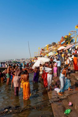 Hindistan, Varanasi - 23 Nisan 2011: Tanımlanamayan insanlar Ganga Nehri 'nde ayin banyosu yapıyorlar. Kutsal ayin banyosu her gün yapılır.