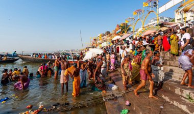 Hindistan, Varanasi - 23 Nisan 2011: Tanımlanamayan insanlar Ganga Nehri 'nde ayin banyosu yapıyorlar. Kutsal ayin banyosu her gün yapılır.