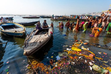 Hindistan, Varanasi - 23 Nisan 2011: Tanımlanamayan insanlar Ganga Nehri 'nde ayin banyosu yapıyorlar. Kutsal ayin banyosu her gün yapılır.