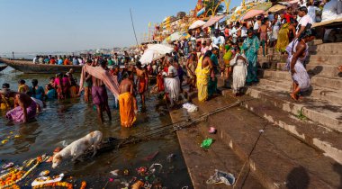 Hindistan, Varanasi - 23 Nisan 2011: Tanımlanamayan insanlar Ganga Nehri 'nde ayin banyosu yapıyorlar. Kutsal ayin banyosu her gün yapılır.