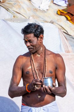 Uttar Pradesh, Hindistan - Nisan 2020: Varanasi 'deki Ganj Nehri' ndeki kimliği belirsiz adam