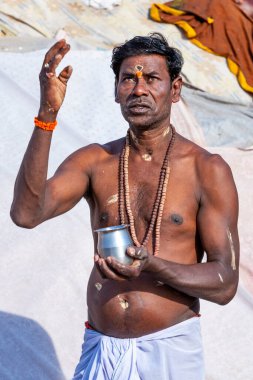 Uttar Pradesh, Hindistan - Nisan 2020: Varanasi 'deki Ganj Nehri' ndeki kimliği belirsiz adam