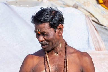 Uttar Pradesh, Hindistan - Nisan 2020: Varanasi 'deki Ganj Nehri' ndeki kimliği belirsiz adam