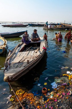 Hindistan, Varanasi - 23 Nisan 2011: Tanımlanamayan insanlar Ganga Nehri 'nde ayin banyosu yapıyorlar. Kutsal ayin banyosu her gün yapılır.