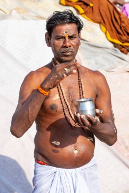 Uttar Pradesh, Hindistan - Nisan 2020: Varanasi 'deki Ganj Nehri' ndeki kimliği belirsiz adam