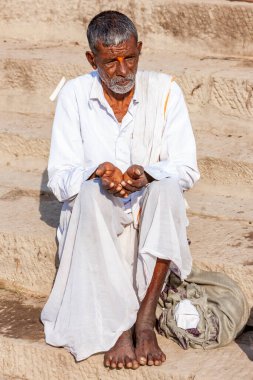Hindistan, Varanasi - 23 Nisan 2011: Alnı boyalı tanımlanamayan Sadhu adam 