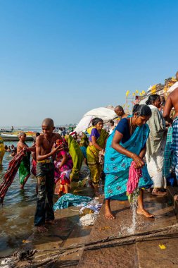 Hindistan, Varanasi - 23 Nisan 2011: Tanımlanamayan insanlar Ganga Nehri 'nde ayin banyosu yapıyorlar. Kutsal ayin banyosu her gün yapılır.