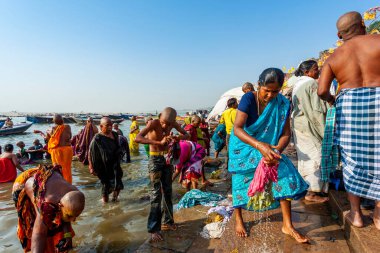 Hindistan, Varanasi - 23 Nisan 2011: Tanımlanamayan insanlar Ganga Nehri 'nde ayin banyosu yapıyorlar. Kutsal ayin banyosu her gün yapılır.