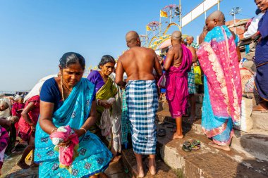 Hindistan, Varanasi - 23 Nisan 2011: Tanımlanamayan insanlar Ganga Nehri 'nde ayin banyosu yapıyorlar. Kutsal ayin banyosu her gün yapılır.