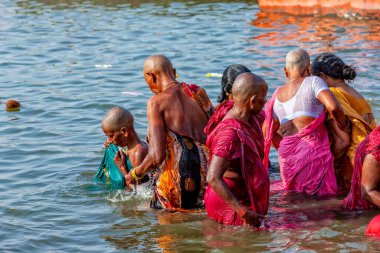 Hindistan, Varanasi - 23 Nisan 2011: Tanımlanamayan insanlar Ganga Nehri 'nde ayin banyosu yapıyorlar. Kutsal ayin banyosu her gün yapılır.