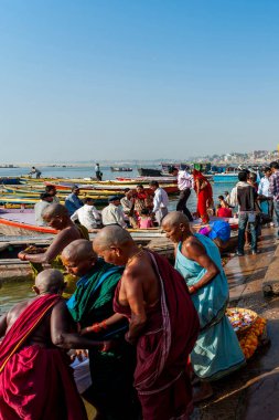 Hindistan, Varanasi - 23 Nisan 2011: Tanımlanamayan insanlar Ganga Nehri 'nde ayin banyosu yapıyorlar. Kutsal ayin banyosu her gün yapılır.