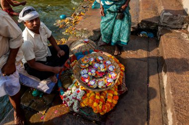 Hindistan, Varanasi - 23 Nisan 2011: Tanımlanamayan insanlar Ganga Nehri 'nde ayin banyosu yapıyorlar. Kutsal ayin banyosu her gün yapılır.