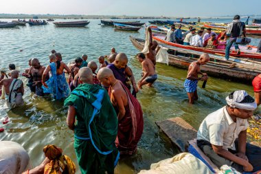 Hindistan, Varanasi - 23 Nisan 2011: Tanımlanamayan insanlar Ganga Nehri 'nde ayin banyosu yapıyorlar. Kutsal ayin banyosu her gün yapılır.
