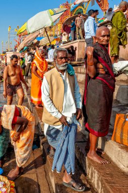 Hindistan, Varanasi - 23 Nisan 2011: Tanımlanamayan insanlar Ganga Nehri 'nde ayin banyosu yapıyorlar. Kutsal ayin banyosu her gün yapılır.