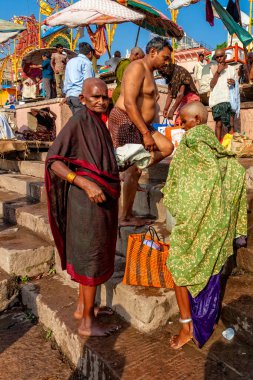 Hindistan, Varanasi - 23 Nisan 2011: Tanımlanamayan insanlar Ganga Nehri 'nde ayin banyosu yapıyorlar. Kutsal ayin banyosu her gün yapılır.