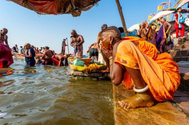 Hindistan, Varanasi - 23 Nisan 2011: Tanımlanamayan insanlar Ganga Nehri 'nde ayin banyosu yapıyorlar. Kutsal ayin banyosu her gün yapılır.