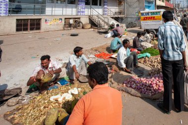 Uttar Pradesh, Hindistan - Nisan 2020: Varanasi 'deki bir pazarda kimliği belirsiz Hintli insanlar 