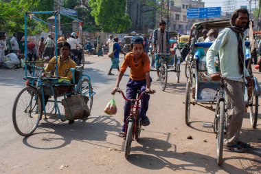 Uttar Pradesh, Hindistan - Nisan 2020: Varanasi 'deki bir pazarda kimliği belirsiz Hintli insanlar 