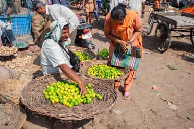 Uttar Pradesh, Hindistan - Nisan 2020: Varanasi 'deki bir pazarda kimliği belirsiz Hintli insanlar 