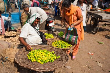 Uttar Pradesh, Hindistan - Nisan 2020: Varanasi 'deki bir pazarda kimliği belirsiz Hintli insanlar 