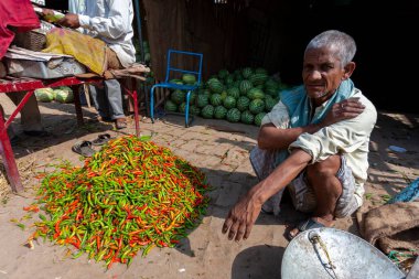 Uttar Pradesh, Hindistan - Nisan 2020: Varanasi 'deki bir pazarda kimliği belirsiz Hintli insanlar 