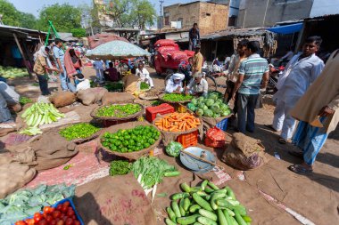 Uttar Pradesh, Hindistan - Nisan 2020: Varanasi 'deki bir pazarda kimliği belirsiz Hintli insanlar 