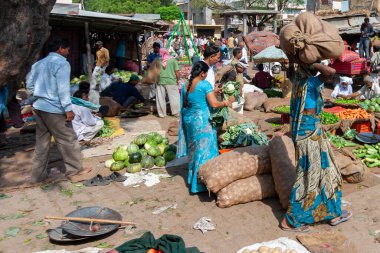 Uttar Pradesh, Hindistan - Nisan 2020: Varanasi 'deki bir pazarda kimliği belirsiz Hintli insanlar 