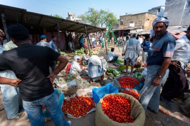 Uttar Pradesh, Hindistan - Nisan 2020: Varanasi 'deki bir pazarda kimliği belirsiz Hintli insanlar 