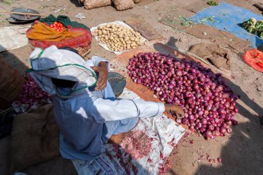 Uttar Pradesh, Hindistan - Nisan 2020: Varanasi 'deki bir pazarda kimliği belirsiz Hintli insanlar 